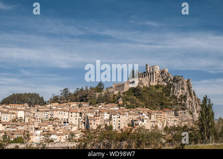 Sisteron, Alpes-de-Haute-Provence, Francia - 27 maggio 2019. Il XI secolo la Cittadella di Sisteron è arroccato sopra la città e il fiume Durance i Foto Stock