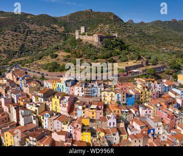 Castello sulla città medievale di Bosa, Sardegna, Italia. Caratteristiche case colorate al pendio della collina del castello. Foto Stock