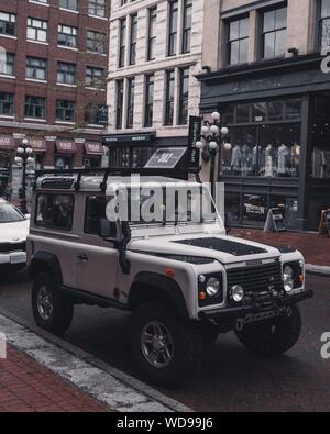 VANCOUVER, CANADA - Mar 24, 2019: SUV parcheggiato per le strade di Vancouver BC dopo una leggera pioggia. Foto Stock