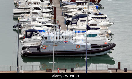 Una forza di confine patrol barca è ormeggiata nel Dover Marina come Home Secretary Priti Patel si aspetta di incontrare il ministero degli interni francese Christophe Castaner a Parigi per discutere la recente ondata di tentativi da parte dei migranti di attraversare il Canale della Manica. Foto Stock