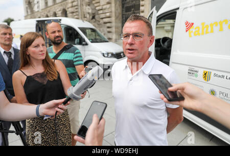 Leipzig, Germania. 28 Agosto, 2019. Ex allenatore di calcio Ralf Rangnick parla con i giornalisti dopo la consegna delle due traffico mobile scuole. Rangnick e la sua fondazione hanno avviato una cooperazione globale con le scuole elementari di Lipsia. All'inizio, e ha consegnato due attrezzate VW autobus come mobile traffico di giovani delle scuole a Lipsia quartier generale della polizia e la protezione del traffico. A metà settembre il bus sarà sul loro modo per le scuole primarie a Lipsia per la prima volta. Credito: Jan Woitas/dpa-Zentralbild/dpa/Alamy Live News Foto Stock