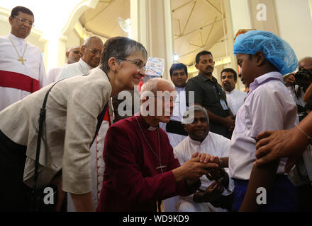 Negombo, Sri lanka. Il 29 agosto, 2019. L Arcivescovo di Canterbury Justin Welby benedice un superstite della Domenica di Pasqua attacco a San Sebastiano in chiesa nel villaggio di Katuwapitiya, Negombo, Sri Lanka, Agosto. 29, 2019. Credito: Pradeep Dambarage/ZUMA filo/Alamy Live News Foto Stock