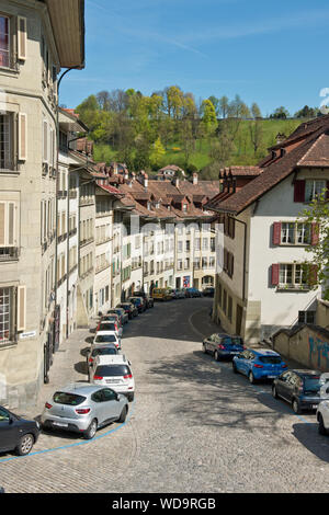 Strada di Nydeggstalden nella città vecchia di Berna che portano fino alla riva del fiume. Bern, Svizzera Foto Stock