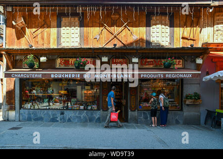 La tipica facciata in legno di un deli e negozio di macellaio che vende cibo locale nel centro storico di Chamonix-Mont-Blanc, Haute Savoie, Francia Foto Stock