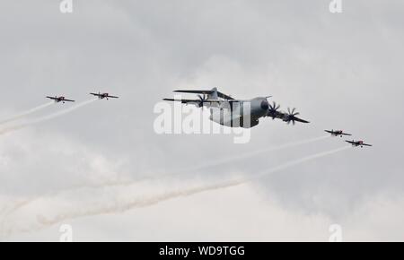 Airbus A400M Atlas volare in formazione con 4 Extra EA300/330s dalle pale aerobatic team display a 2019 Royal International Air Tattoo Foto Stock