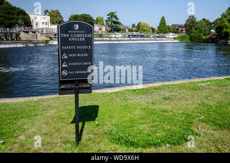 Un segnale di avvertimento in prossimità di Marlow weir sul Fiume Tamigi mette in guardia il popolo di acqua profonda e istruisce il fatto che non ci dovrebbe essere il nuoto. Foto Stock