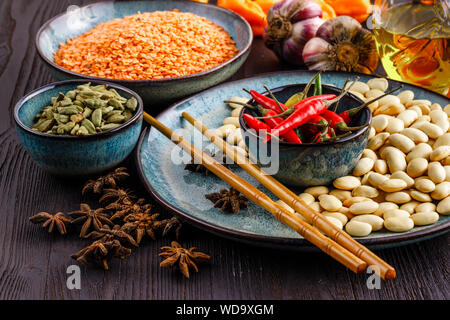 Ciotola con lenticchie rosse sul tavolo Foto Stock