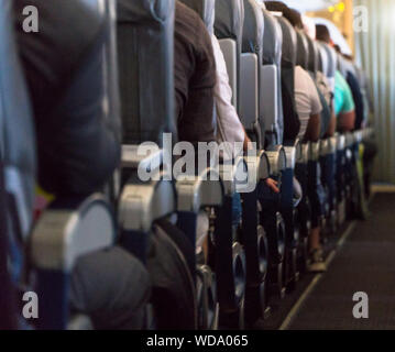 Foto sfocata del velivolo interni. I passeggeri a bordo del velivolo di cabina Foto Stock