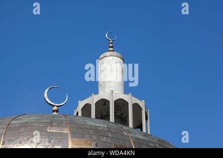 Crescent lune sulla sommità della cupola e minareto della London Central moschea, Regent's Park, Londra. Foto Stock