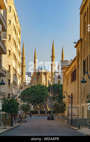 Bella strada a Beirut Libano con la vista della famosa torre dell'orologio e Mohammad Al Amin moschea Foto Stock