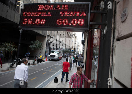 Buenos Aires, Argentina. 28 Agosto, 2019. La gente passa da un cambio valuta centro in Buenos Aires, Argentina, Agosto 28, 2019. L'Argentina ha chiesto al Fondo monetario internazionale (FMI) di avviare colloqui sulla ristrutturazione del suo debito pagamenti sui 56 miliardi di US dollar bailout prestito concordato lo scorso anno, il ministro delle Finanze Hernan Lacunza mercoledì. Credito: Martin Zabala/Xinhua/Alamy Live News Foto Stock