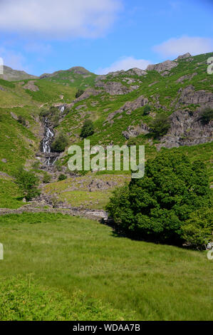 Sourmilk Gill dal percorso per il Wainwrights Tarn Crag & Blea Rigg in Easedale, Grasmere, Parco Nazionale del Distretto dei Laghi, Cumbria, Inghilterra, Regno Unito. Foto Stock