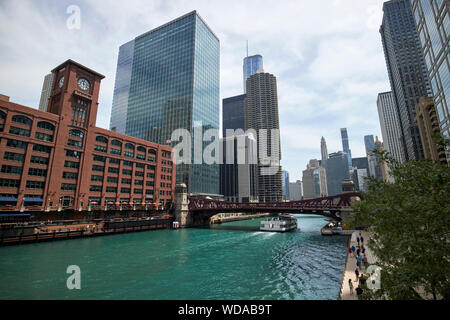 Vista sul Fiume di Chicago a reid centro di Murdoch e clark street bridge downtown Chicago in Illinois negli Stati Uniti d'America Foto Stock