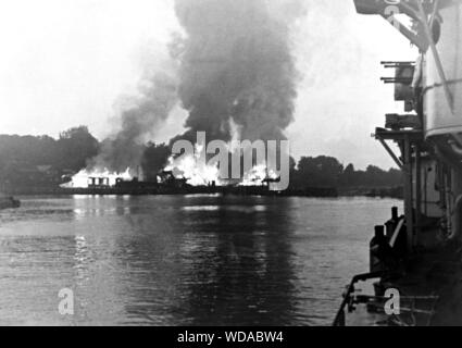 Brande sulla Westerplatte, qui Hafenbauhof, dopo il bombardamento da corazzata Schleswig-Holstein 01.09.1939. A 4:47 am dawith la seconda guerra mondiale è iniziato. Si prega di notare: tariffa minima EUR 60.00 | Utilizzo di tutto il mondo Foto Stock