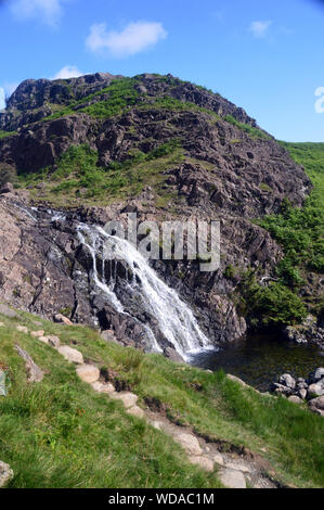 Sourmilk Gill dal percorso per il Wainwrights Tarn Crag & Blea Rigg in Easedale, Grasmere, Parco Nazionale del Distretto dei Laghi, Cumbria, Inghilterra, Regno Unito. Foto Stock