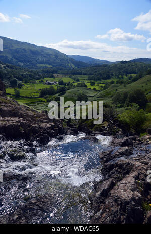 Easedale dalla sommità del Sourmilk Gill dal percorso per il Wainwrights Tarn Crag & Blea Rigg vicino a Grasmere, Parco Nazionale del Distretto dei Laghi, Cumbria. Foto Stock