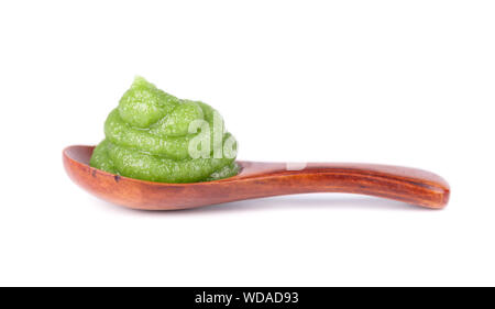 Wasabi salsa in un cucchiaio di legno, isolato su sfondo bianco. Asian salsa calda. Foto Stock