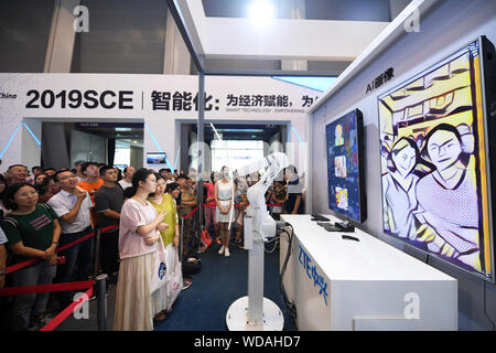 Pechino, Cina. Il 27 agosto, 2019. I visitatori sono rappresentati da un ai robot durante il 2019 Smart Cina Expo nel sud-ovest della Cina della Municipalità di Chongqing, Agosto 27, 2019. Credito: Wang Quanchao/Xinhua/Alamy Live News Foto Stock