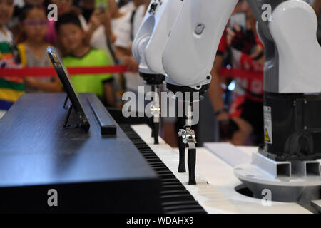 Pechino, Cina. Il 27 agosto, 2019. Bracci robotici suonare il pianoforte durante il 2019 Smart Cina Expo nel sud-ovest della Cina della Municipalità di Chongqing, Agosto 27, 2019. Credito: Tang Yi/Xinhua/Alamy Live News Foto Stock