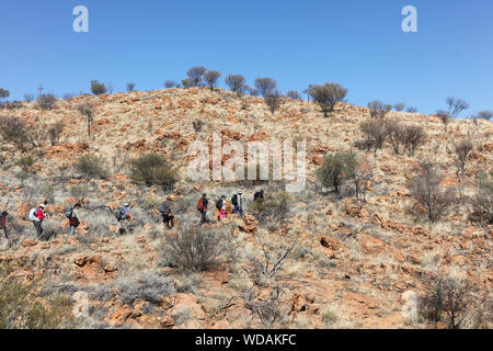 Gruppo di escursionisti, Euro Ridge, il Larapinta Trail, West McDonnell Ranges, Territorio del Nord, l'Australia Foto Stock