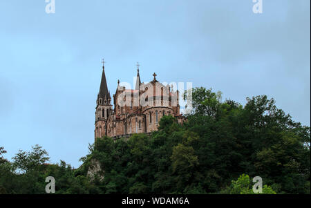 Vista posteriore della Basilica di Santa María di Covadonga, Asturias, Spagna (Parco Nazionale dei picchi d'Europa) Foto Stock