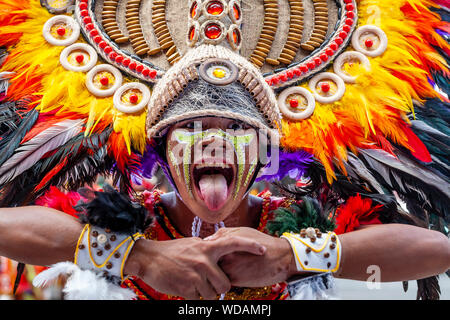 Le danze tribali Dinagyang Festival, Iloilo City, Panay Island, Filippine Foto Stock