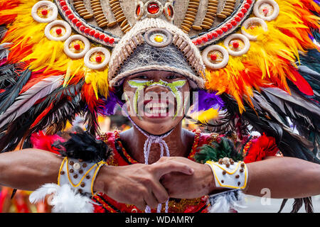 Le danze tribali Dinagyang Festival, Iloilo City, Panay Island, Filippine Foto Stock