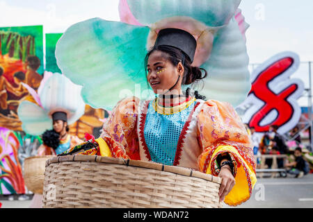 Danzatori tribali di eseguire presso il Festival di Dinagyang, Iloilo City, Panay Island, Filippine Foto Stock