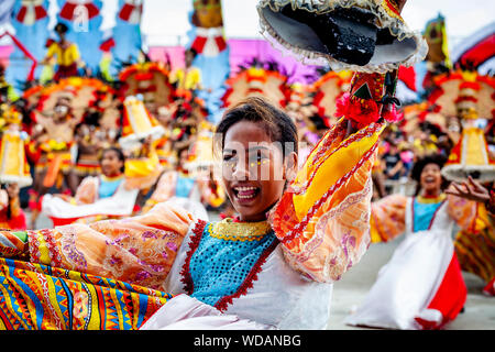 Danzatori tribali di eseguire presso il Festival di Dinagyang, Iloilo City, Panay Island, Filippine Foto Stock