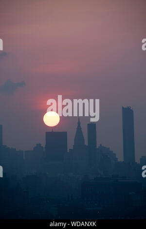 Luce di sunrise stagliano palazzi di New York Foto Stock