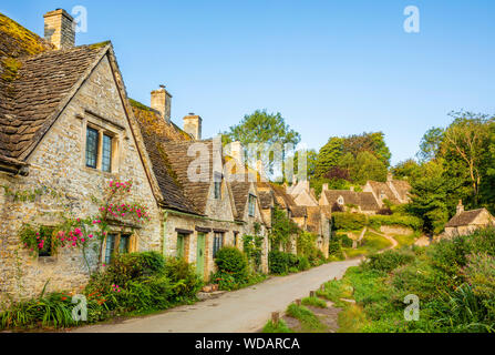 Villaggio di Cottswolds di Bibury Arlington Weavers cottage Arlington ROW Bibury cottwolds Gloucestershire inghilterra uk gb Europa Foto Stock