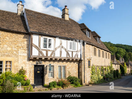 villaggio di cotswolds vecchia casa a graticcio sulla piazza del mercato e la via Castello Combe villaggio di cotswolds vicino Chippenham Wiltshire inghilterra regno unito gb Foto Stock