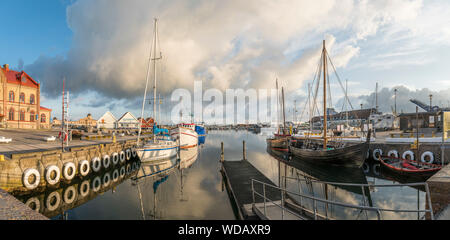 La mattina presto al porto di Varberg, Halland, Svezia e Scandinavia. Foto Stock