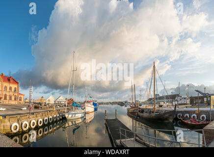 La mattina presto al porto di Varberg, Halland, Svezia e Scandinavia. Foto Stock