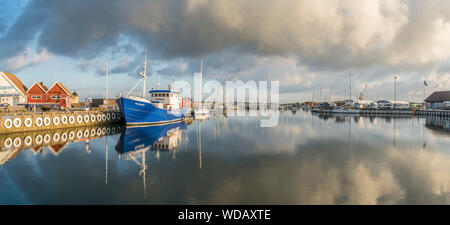 La mattina presto al porto di Varberg, Halland, Svezia e Scandinavia. Foto Stock