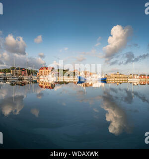 La mattina presto al porto di Varberg, Halland, Svezia e Scandinavia. Foto Stock