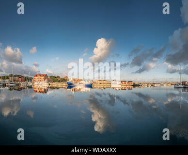 La mattina presto al porto di Varberg, Halland, Svezia e Scandinavia. Foto Stock