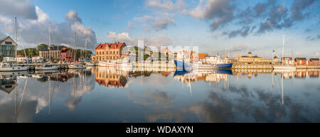 La mattina presto al porto di Varberg, Halland, Svezia e Scandinavia. Foto Stock