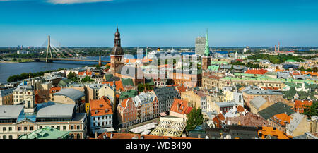 Riga cityscape con la città vecchia e il fiume Daugava su soleggiate giornate estive Foto Stock