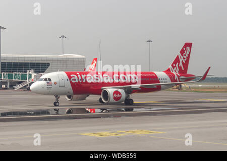 Airbus A320-251N AirAsia Malaysia 9M-AGV in KLIA2 Foto Stock