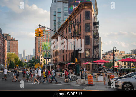 Meatpacking District di New York, vista l'intersezione di 9th Avenue e Hudson Street nel centro del Meatpacking District di New York City Foto Stock