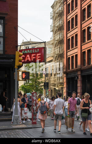 City Street New York, vista della gente in estate a piedi lungo una strada nella zona di Soho di Manhattan, New York City, USA. Foto Stock