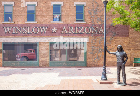 Winslow Arizona, Stati Uniti. Il 23 maggio 2019. In piedi su un angolo statua, la storica Route 66, road trip Foto Stock