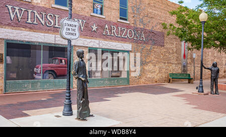 Winslow Arizona, Stati Uniti. Il 23 maggio 2019. In piedi su un angolo statua, la storica Route 66, road trip Foto Stock