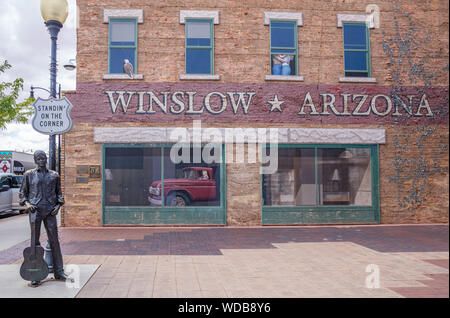 Winslow Arizona, Stati Uniti. Il 23 maggio 2019. In piedi su un angolo statua, la storica Route 66, road trip Foto Stock