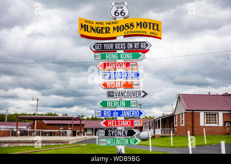 Stati Uniti d'America, Libano Missouri, 12 maggio 2019. Route 66 Munger Moss Motel funny signpost, le destinazioni di viaggio, nuvoloso giorno di primavera Foto Stock