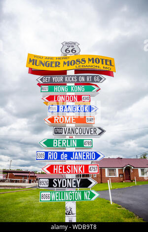 Stati Uniti d'America, Libano Missouri, 12 maggio 2019. Route 66 Munger Moss Motel funny signpost, le destinazioni di viaggio, nuvoloso giorno di primavera Foto Stock