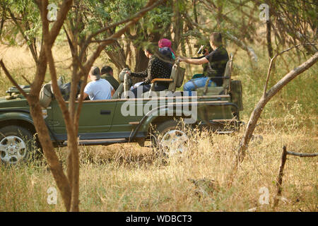 Una jeep safari all'interno del Santuario del leopardo di Jhalana, situato all'interno della città di Jaipur. Foto Stock