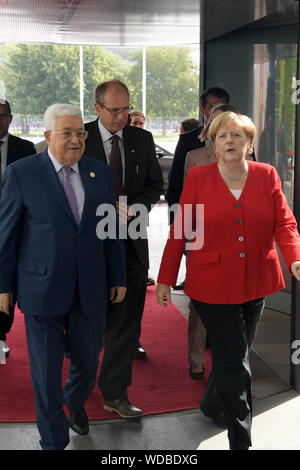 Berlin, Berlin, Germania. Il 29 agosto, 2019. Il presidente palestinese Mahmoud Abbas si incontra con il Cancelliere tedesco Angela Merkel a Berlino, Germania, 29 agosto 2019. Il cancelliere tedesco Angela Merkel e il presidente palestinese Mahmoud Abbas ha incontrato per colloqui bilaterali Credito: Thaer Ganaim APA/images/ZUMA filo/Alamy Live News Foto Stock