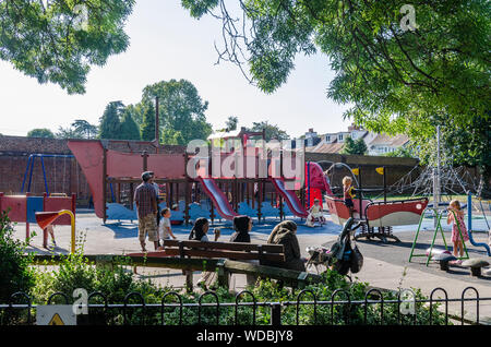 Giocare i bambini in un parco giochi per bambini nel Parco Higginson in Marlow. Foto Stock